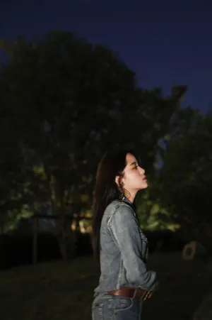 欧阳娜娜初秋牛仔服魅力性感写真_3