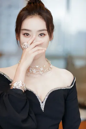 袁姗姗露肩黑裙性感写真图片_2
