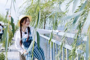 虞书欣牛仔背带裤麻花辫文艺清新美照图片