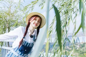 虞书欣牛仔背带裤麻花辫文艺清新美照图片