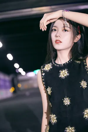 赵今麦黑色连衣裙性感写真图片