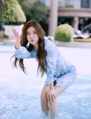 赵露思蓝天白云裙甜美写真图片_8