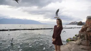 陈瑶黑裙甜美海边写真图片