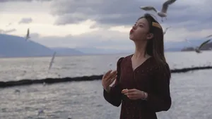 陈瑶黑裙甜美海边写真图片_8
