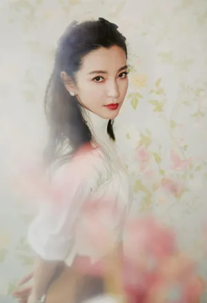李冰冰米色衬衫温柔闲适写真图片