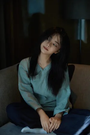 谭松韵蓬乱湿发俏皮私服图片