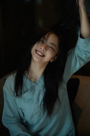 谭松韵蓬乱湿发俏皮私服图片_2