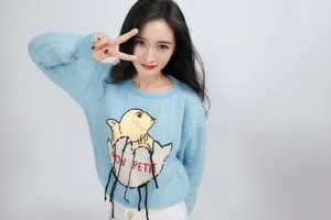 杨幂蓝色毛衣甜美生日写真图片_12