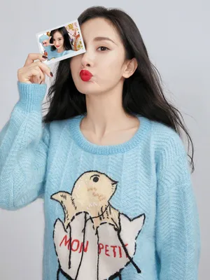 杨幂蓝色毛衣甜美生日写真图片_16