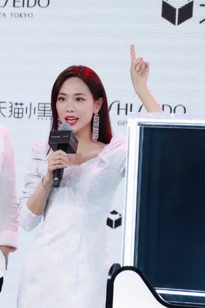 王霏霏白裙性感靓丽活动图片