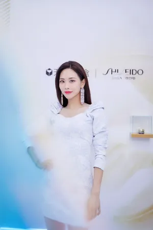 王霏霏白裙性感靓丽活动图片_2
