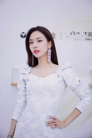 王霏霏白裙性感靓丽活动图片_6