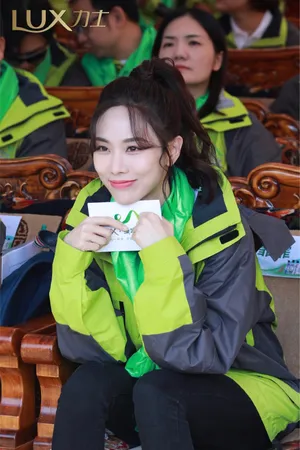 王霏霏绿色工装外套写真图片