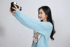 杨幂嘟嘴比耶红唇撩人少女心写真图片_3