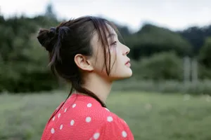 袁姗姗波点裙乡村写真图片_3