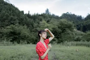 袁姗姗波点裙乡村写真图片_4