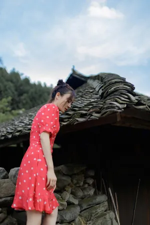 袁姗姗波点裙乡村写真图片_5