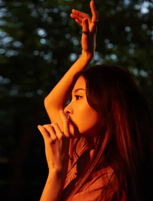 张碧晨粉色酷飒牛仔套装写真图片_2
