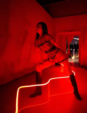 张碧晨粉色酷飒牛仔套装写真图片_3