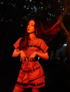 张碧晨粉色酷飒牛仔套装写真图片_7