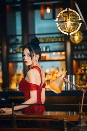 古力娜扎复古酒吧红色纱裙香肩雪肤写真图片_2