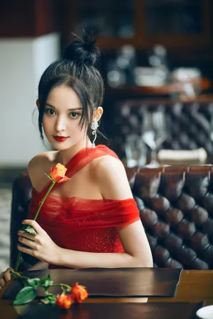 古力娜扎复古酒吧红色纱裙香肩雪肤写真图片_3