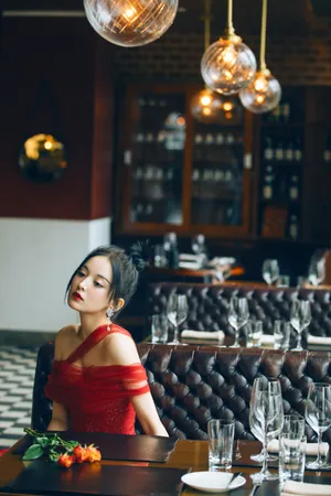 古力娜扎复古酒吧红色纱裙香肩雪肤写真图片_4