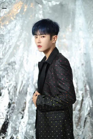 李汶翰蓝发星光造型写真图片_3