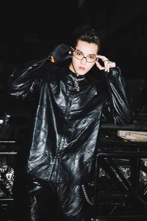 吴亦凡酷黑夹克写真图片_5