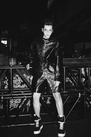 吴亦凡酷黑夹克写真图片_6