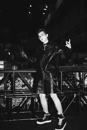 吴亦凡酷黑夹克写真图片_7