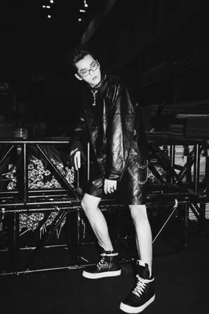 吴亦凡酷黑夹克写真图片_12