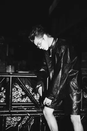 吴亦凡酷黑夹克写真图片_14