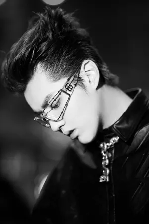 吴亦凡酷黑夹克写真图片_15