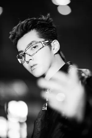 吴亦凡酷黑夹克写真图片_17