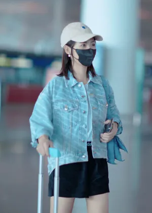 邢菲蓝色牛仔外套机场街拍图片