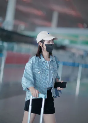 邢菲蓝色牛仔外套机场街拍图片_2