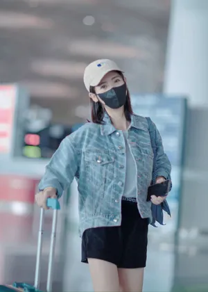 邢菲蓝色牛仔外套机场街拍图片_3