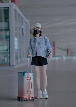 邢菲蓝色牛仔外套机场街拍图片_4