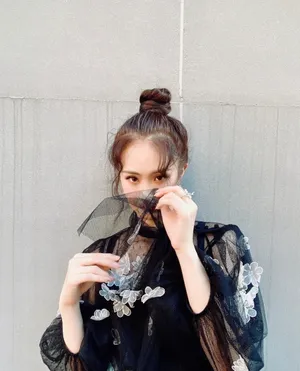 徐紫茵丸子头甜美俏皮图片