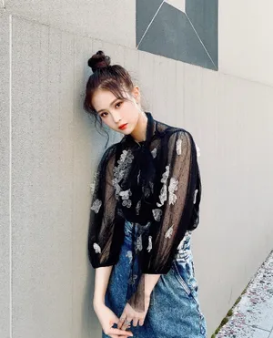 徐紫茵丸子头甜美俏皮图片_2