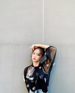 徐紫茵丸子头甜美俏皮图片_3
