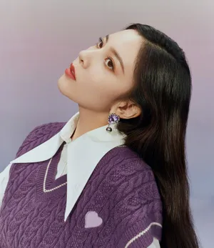 宋妍霏紫色灵动写真图片