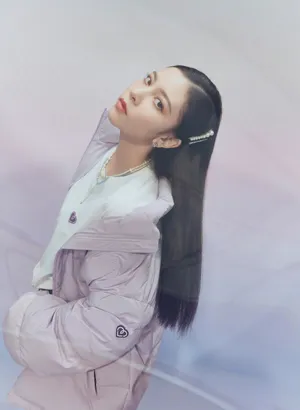 宋妍霏紫色灵动写真图片_1