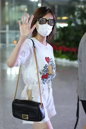 李一桐红心白T甜美性感美腿修长机场照图片_1