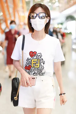 李一桐红心白T甜美性感美腿修长机场照图片
