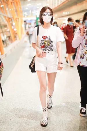 李一桐红心白T甜美性感美腿修长机场照图片_2