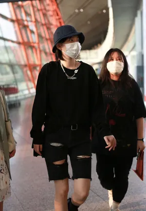 李斯丹妮黑色套装嘻哈酷劲十足机场照图片_4