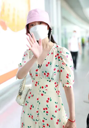 宋轶粉帽碎花短裙皮肤白皙美腿修长机场照图片