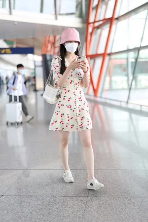宋轶粉帽碎花短裙皮肤白皙美腿修长机场照图片
